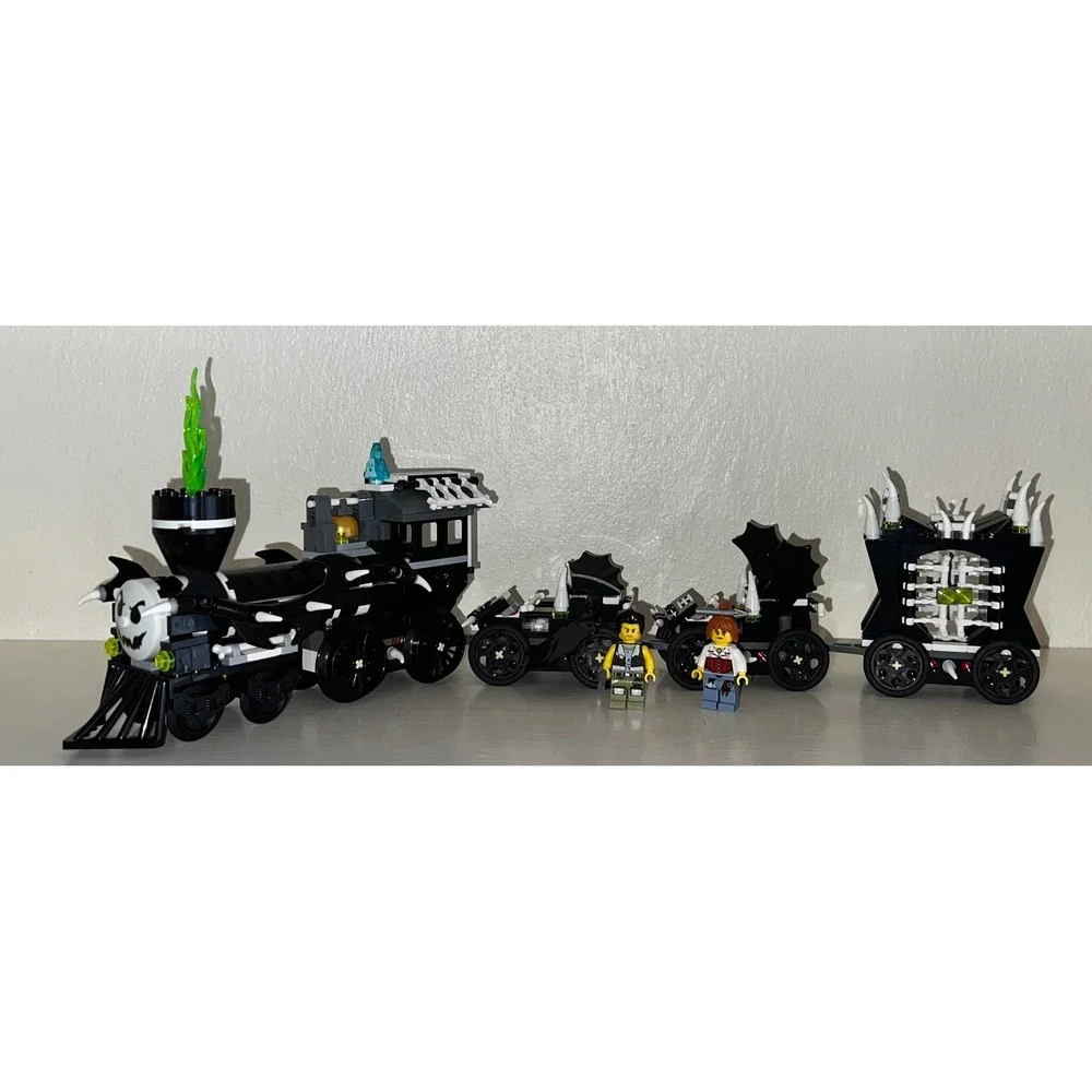 LEGO Monster Fighters The Ghost Train & 2 figs 9467 Glow in the Dark 2012